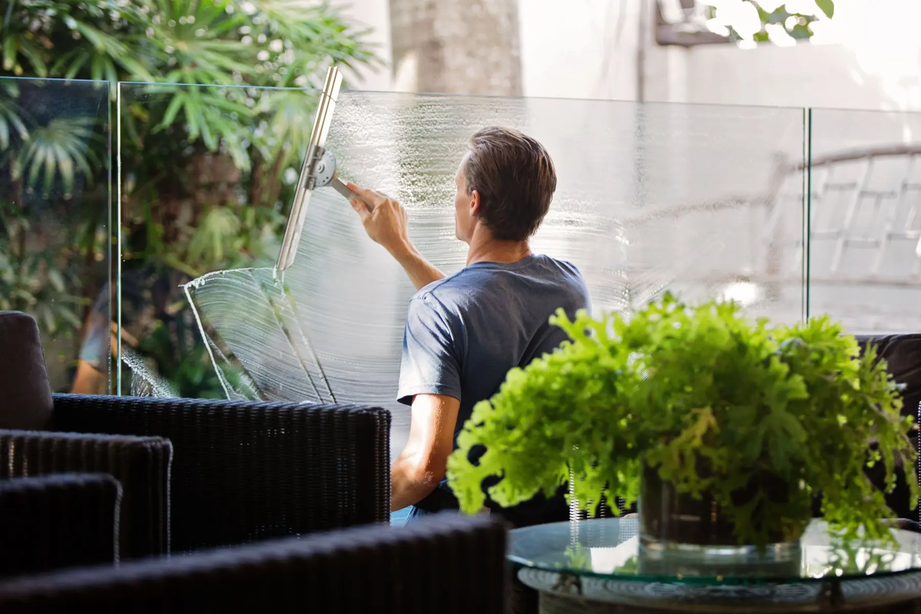 Glazen wand bij een woning wordt gewassen
