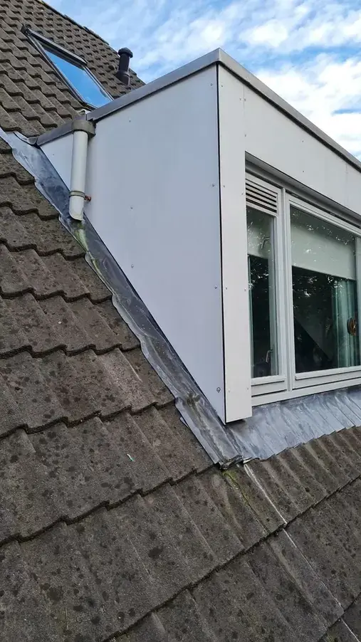 Dezelfde dakkapel weer wit na softwash reiniging