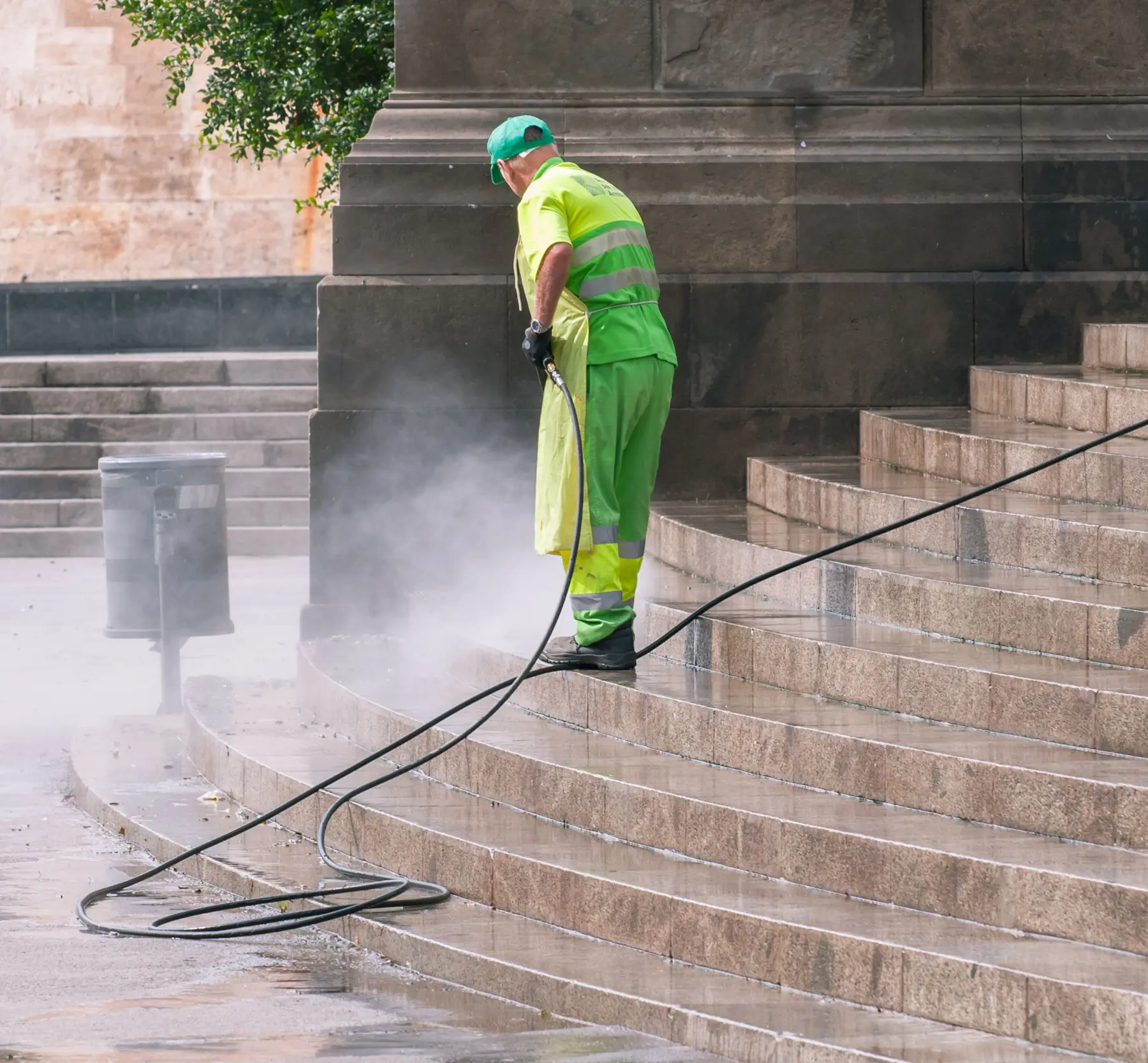 Stenen trappen en terras worden gereinigd met een hogedrukreiniger