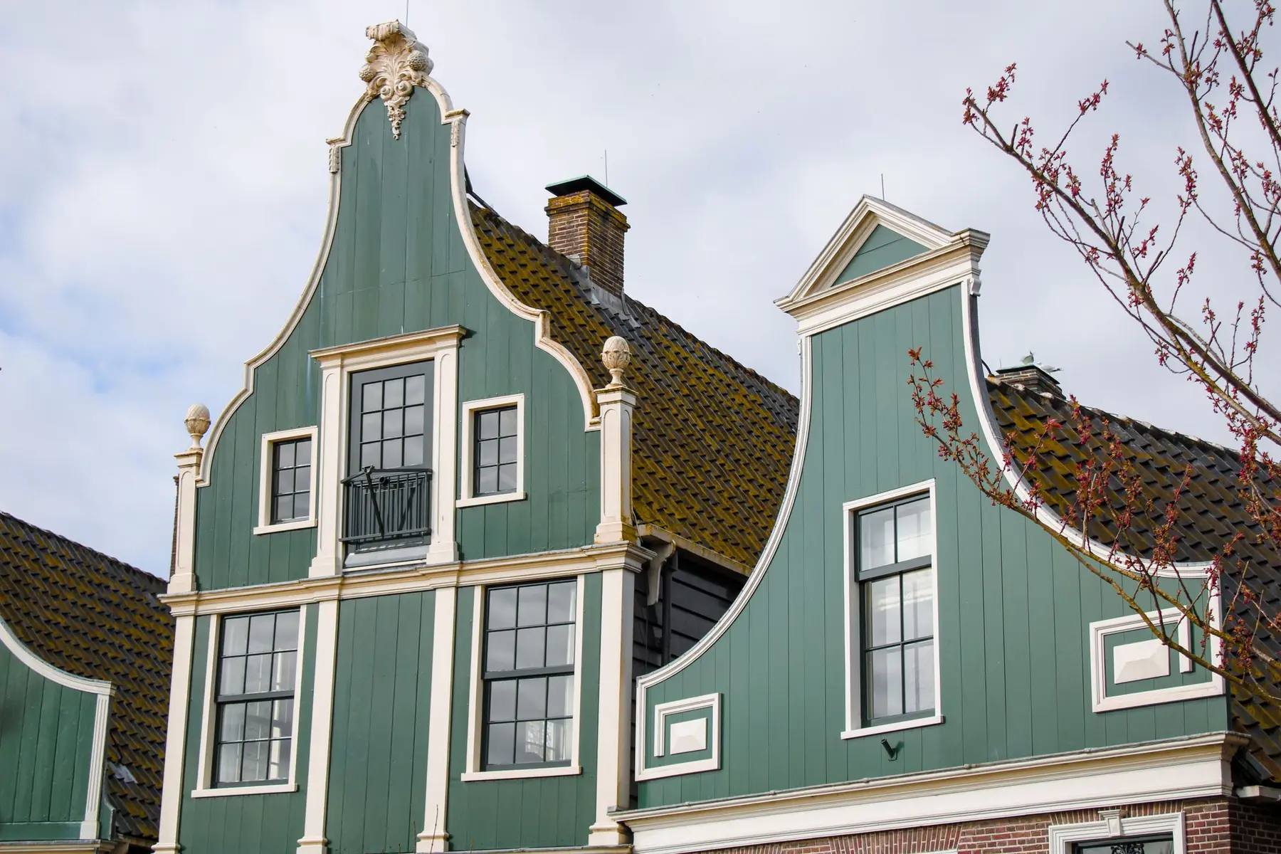 Groene Zaanse huizen met witte kozijnen in Zaandam